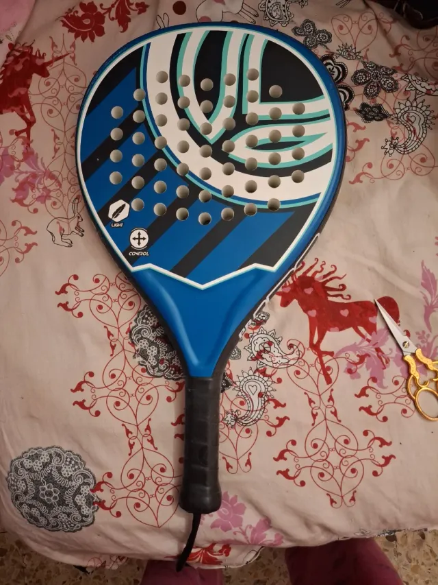 Raqueta de pádel azul
