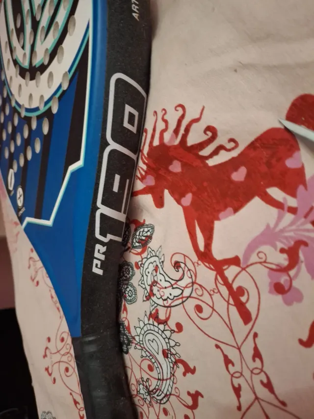 Raqueta de pádel azul