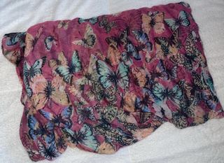 Foulard rosa con farfalle multicolor