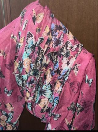 Foulard rosa con farfalle multicolor