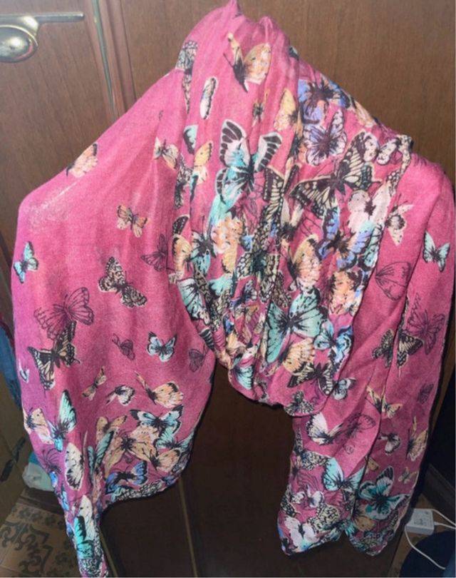 Foulard rosa con farfalle multicolor