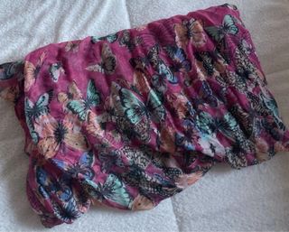 Foulard rosa con farfalle multicolor