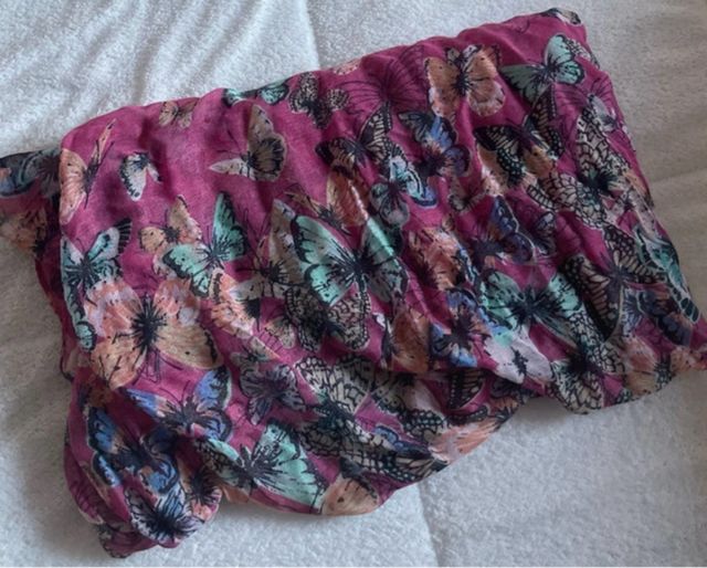 Foulard rosa con farfalle multicolor