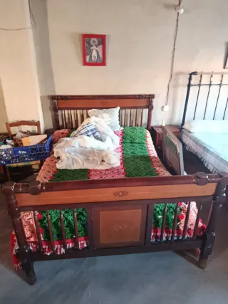 Cama antigua de madera y metal