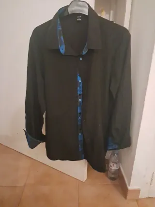 Camisa SHEIN negra con detalles azules Talla M