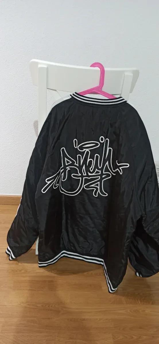 Sudadera Negra Talla XL con Diseño. Nueva