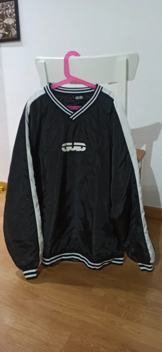 Sudadera Negra Talla XL con Diseño. Nueva