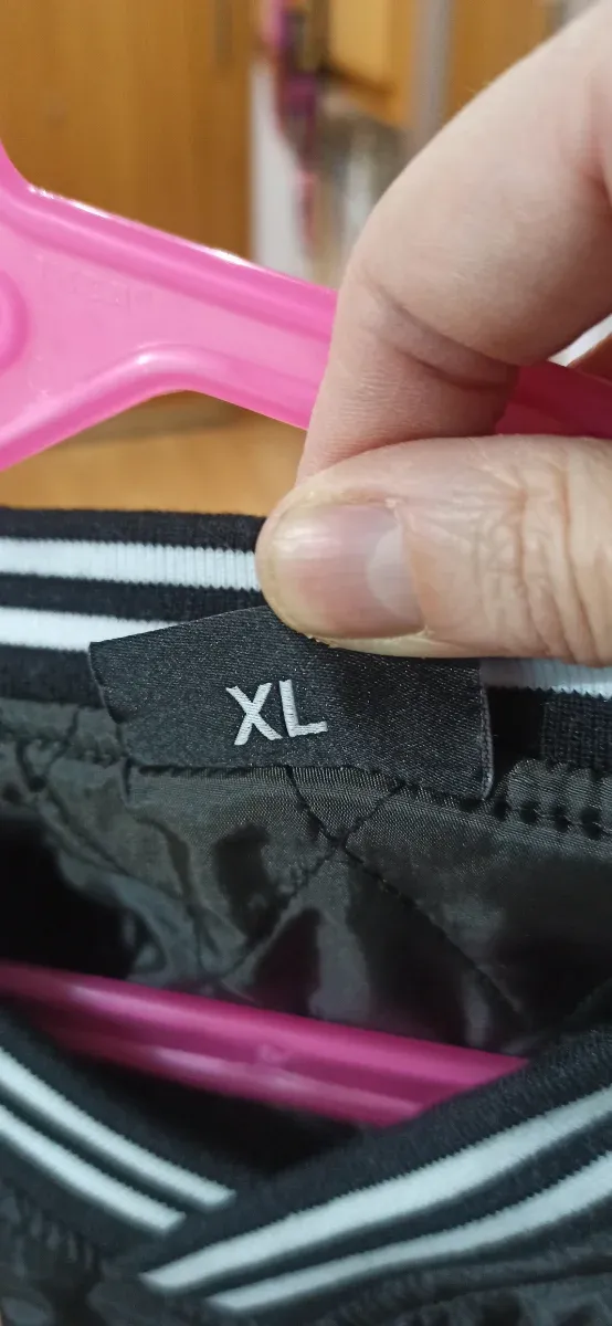 Sudadera Negra Talla XL con Diseño. Nueva