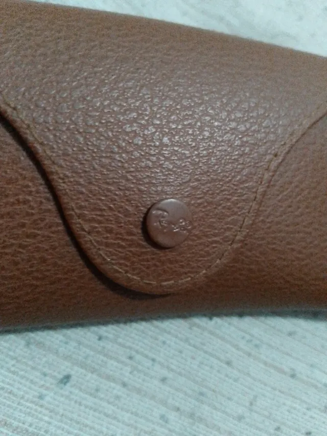 Estuche Ray-Ban Cuero Marrón con pañuelo