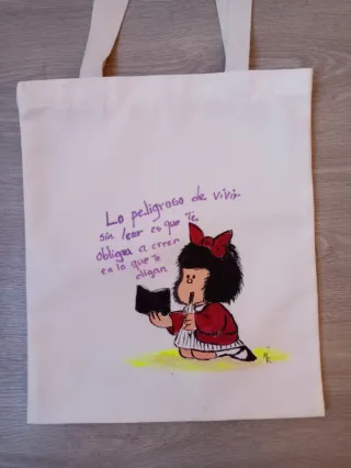 Bolso de tela blanco con dibujo pintado a mano