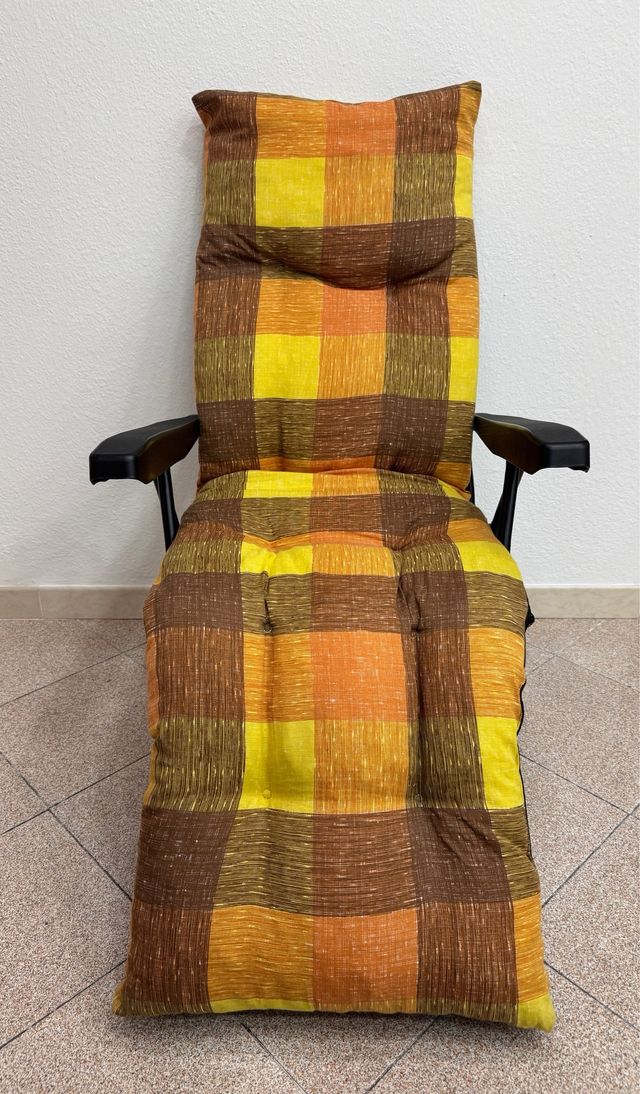 Poltrona reclinabile con cuscino a quadri