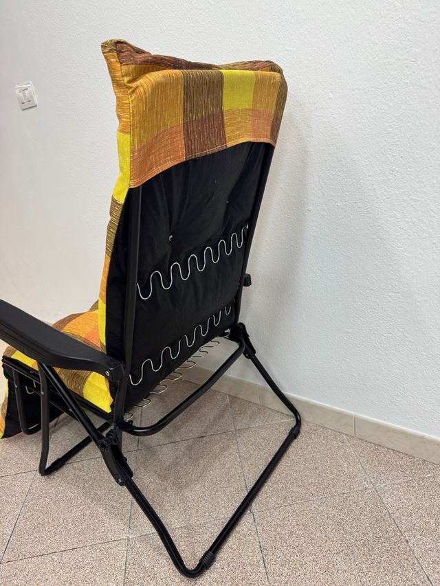 Poltrona reclinabile con cuscino a quadri