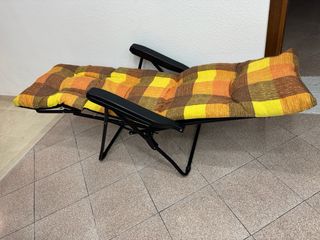 Poltrona reclinabile con cuscino a quadri