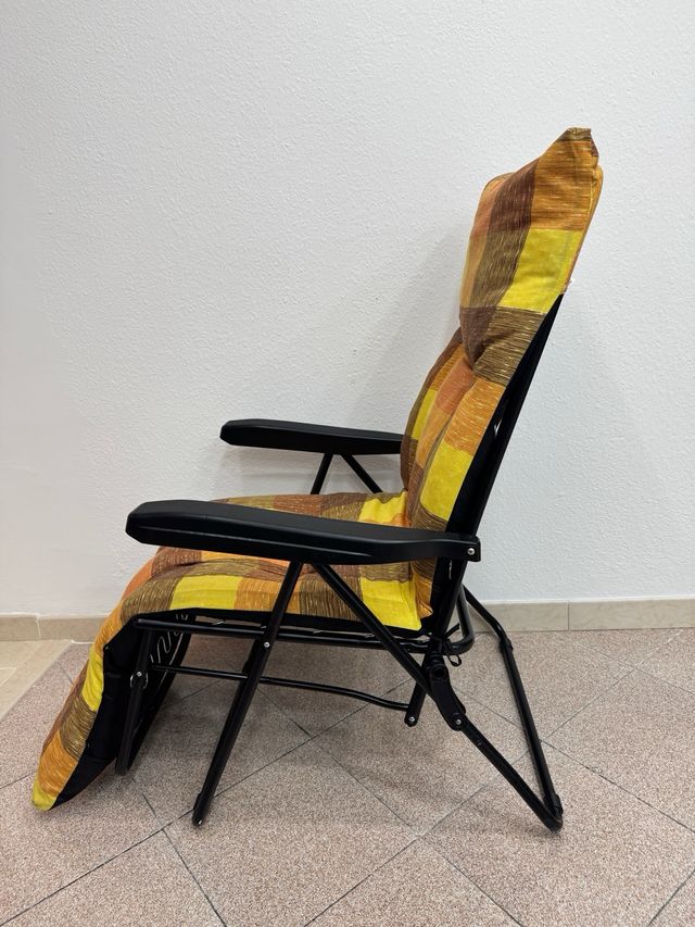 Poltrona reclinabile con cuscino a quadri