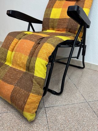 Poltrona reclinabile con cuscino a quadri