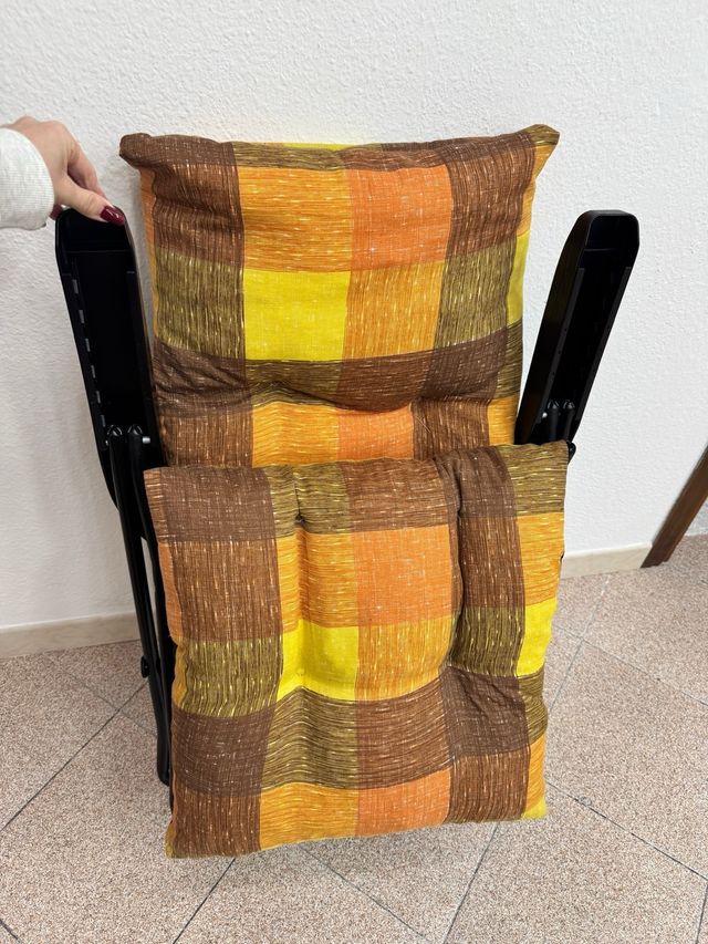 Poltrona reclinabile con cuscino a quadri