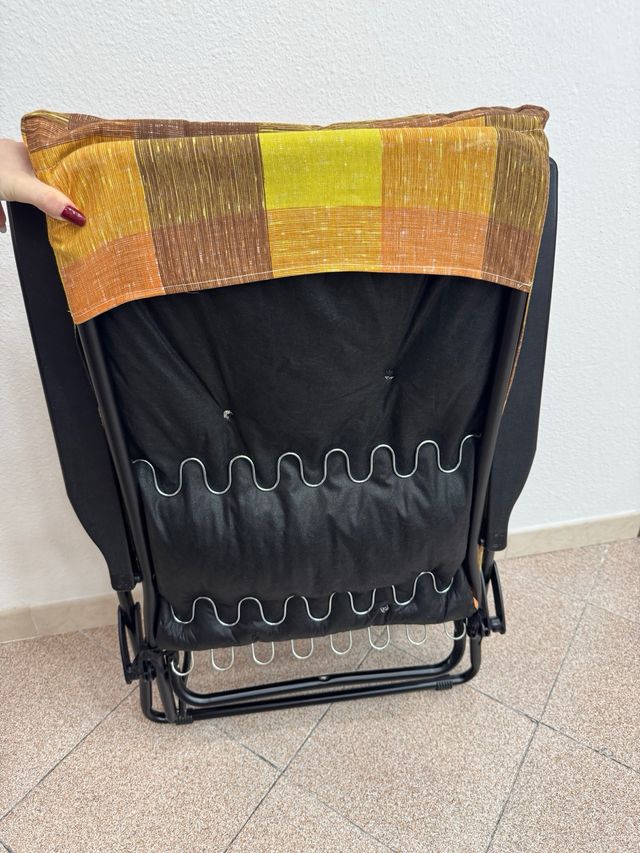 Poltrona reclinabile con cuscino a quadri