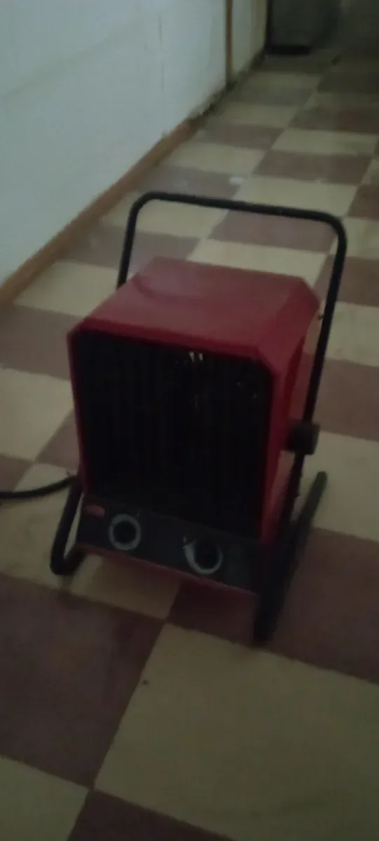 Calentador de aire rojo y negro