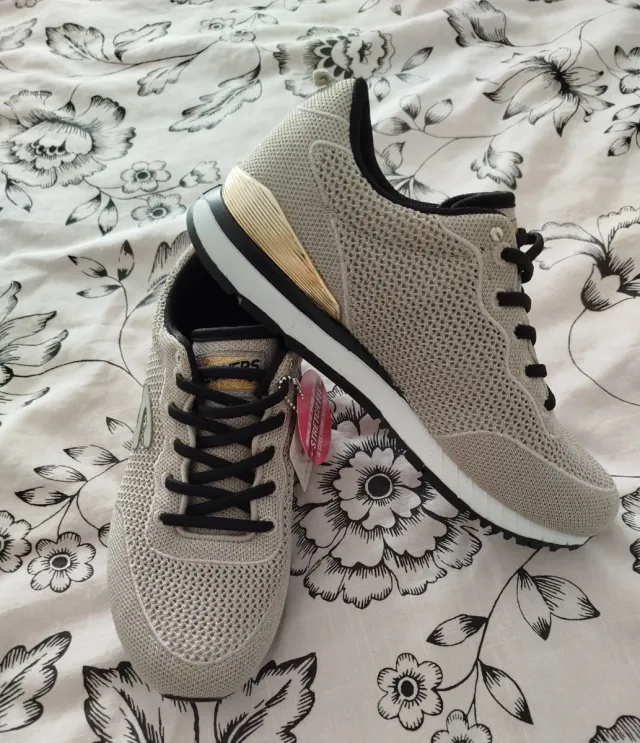 Zapatillas Skechers Beige y Doradas Nuevas