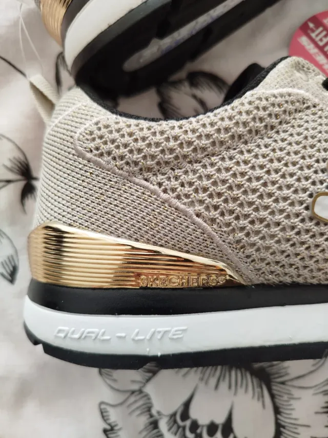 Zapatillas Skechers Beige y Doradas Nuevas