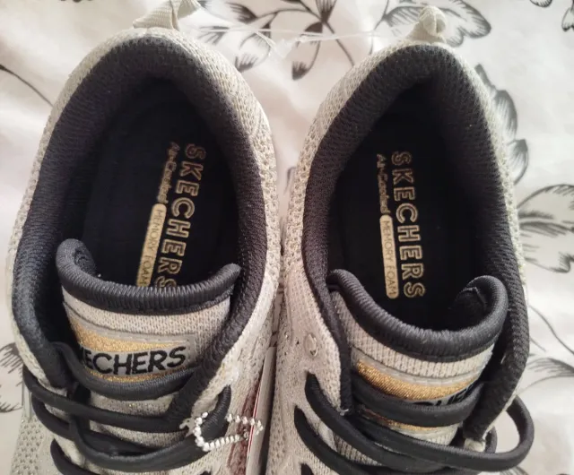 Zapatillas Skechers Beige y Doradas Nuevas