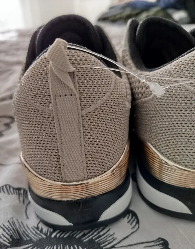 Zapatillas Skechers Beige y Doradas Nuevas