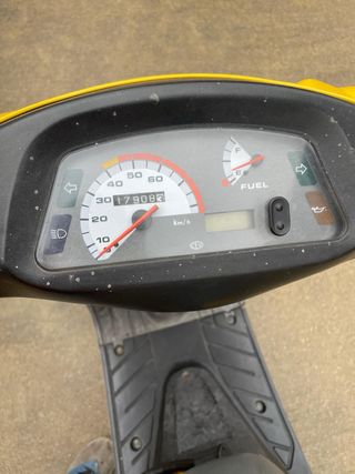 Suzuki AP50X 49cc Scooter Amarillo