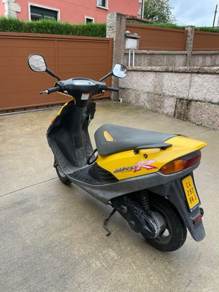 Suzuki AP50X 49cc Scooter Amarillo