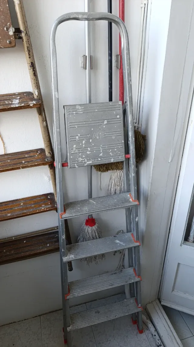 Escalera de aluminio plegable