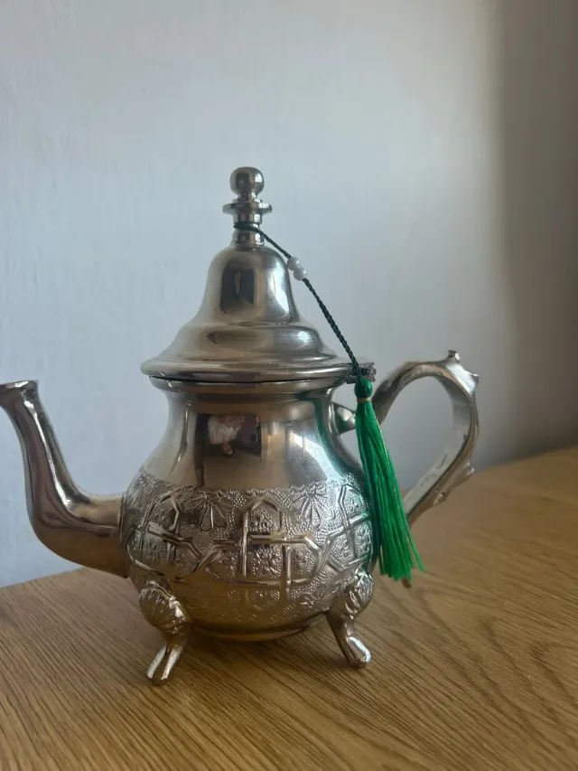 Tetera pequeña de metal plateado hecha a mano Fez.