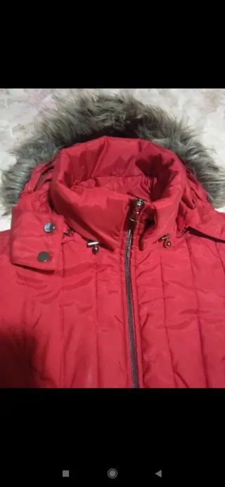 Chaqueta acolchada roja con capucha