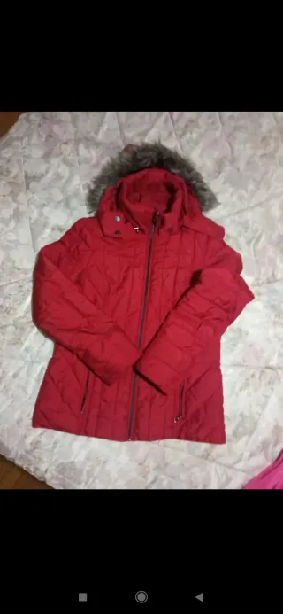 Chaqueta acolchada roja con capucha