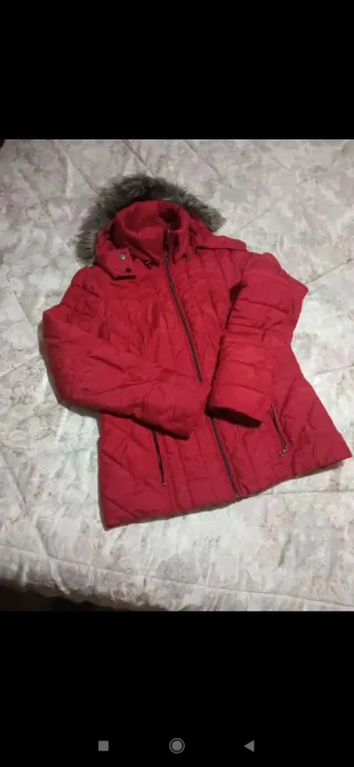 Chaqueta acolchada roja con capucha