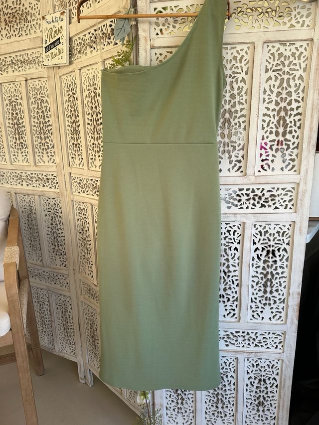 Vestido largo verde claro asimétrico