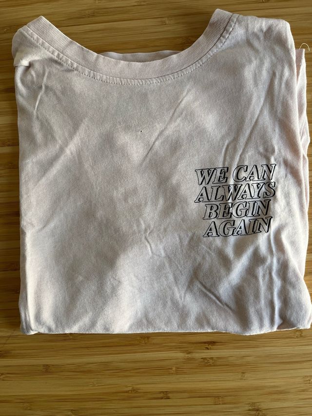 Camiseta Bershka rosa We Can Always Begin Again