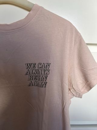 Camiseta Bershka rosa We Can Always Begin Again