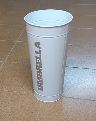 Paragüero UMBRELLA de metal diseño antiguo.