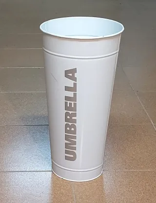 Paragüero UMBRELLA de metal diseño antiguo.