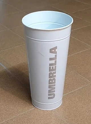 Paragüero UMBRELLA de metal diseño antiguo.