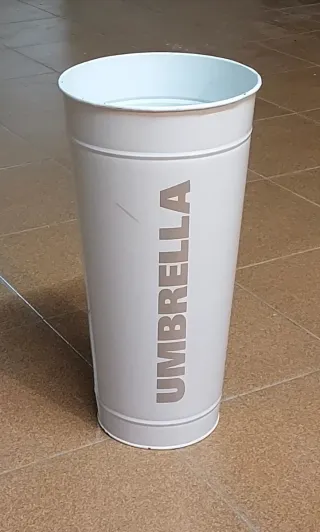 Paragüero UMBRELLA de metal diseño antiguo.