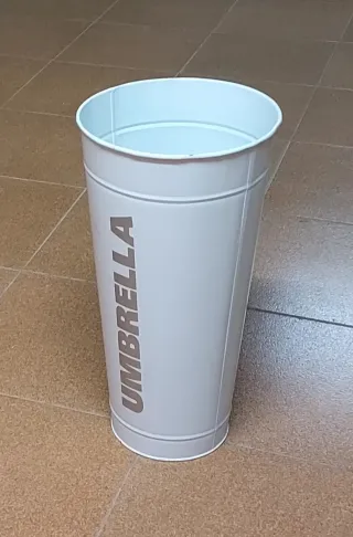 Paragüero UMBRELLA de metal diseño antiguo.