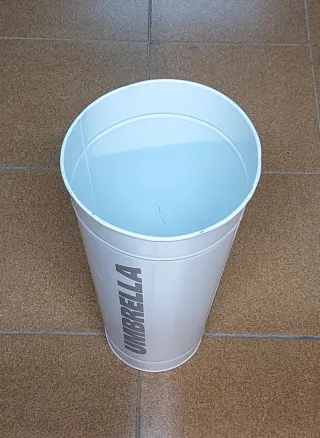 Paragüero UMBRELLA de metal diseño antiguo.