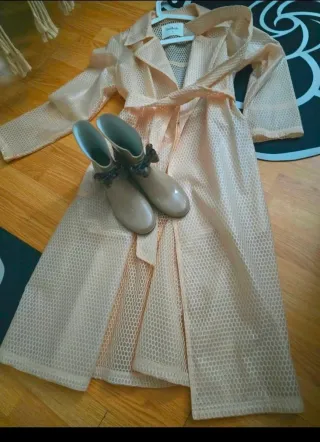 Abrigo impermeable y botas beige maron perfecto