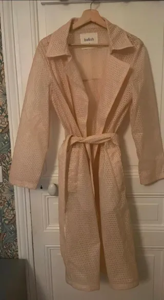 Abrigo impermeable y botas beige maron perfecto