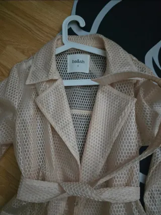 Abrigo impermeable y botas beige maron perfecto