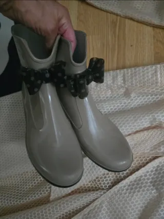 Abrigo impermeable y botas beige maron perfecto