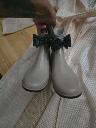 Abrigo impermeable y botas beige maron perfecto