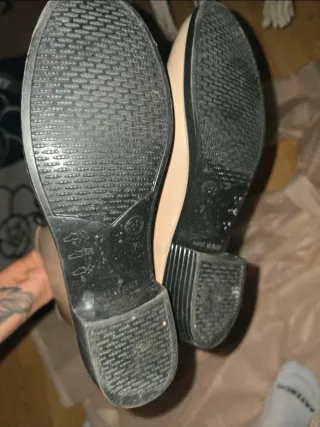 Abrigo impermeable y botas beige maron perfecto