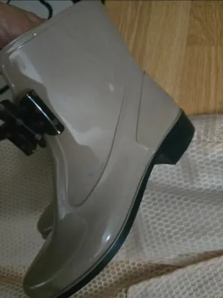 Abrigo impermeable y botas beige maron perfecto