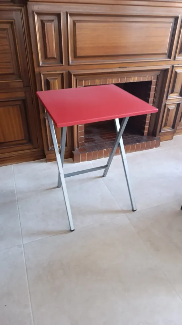 Mesa plegable roja y plateada